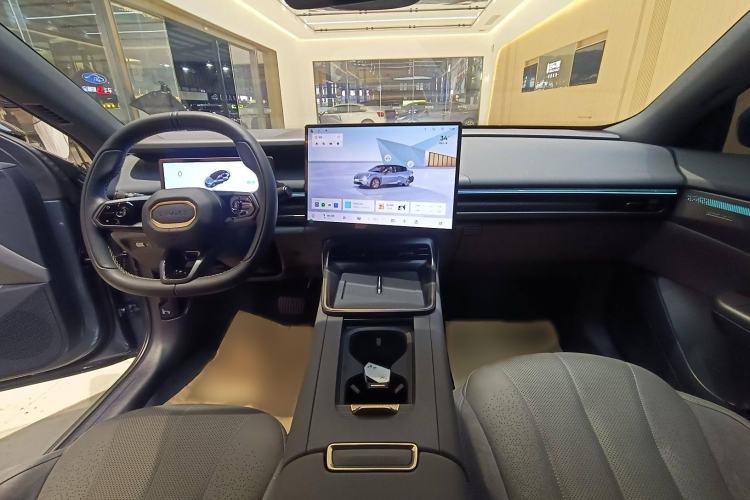 Used Lynk & Co 07 2024 EM-P 126 Long-Range Ultra Interior 1