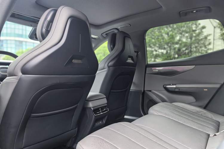 Used Lynk & Co 07 2024 EM-P 126 Long-Range Ultra Interior 10