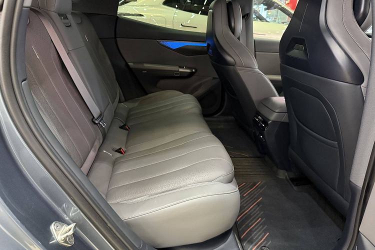 Used Lynk & Co 07 2024 EM-P 126 Long-Range Ultra Interior 10