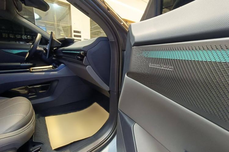 Used Lynk & Co 07 2024 EM-P 126 Long-Range Ultra Interior 10