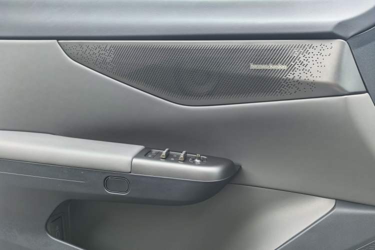 Used Lynk & Co 07 2024 EM-P 126 Long-Range Ultra Interior 12