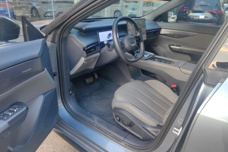 Used Lynk & Co 07 2024 EM-P 126 Long-Range Ultra Interior 2
