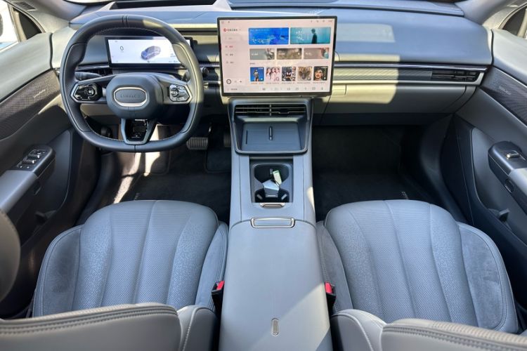 Used Lynk & Co 07 2024 EM-P 126 Long-Range Ultra Interior 2