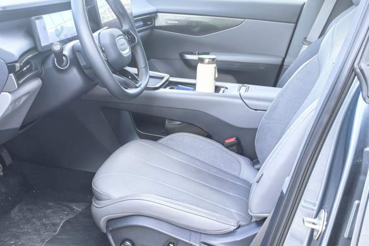 Used Lynk & Co 07 2024 EM-P 126 Long-Range Ultra Interior 2