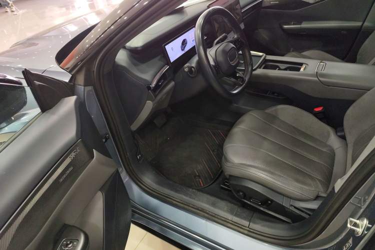 Used Lynk & Co 07 2024 EM-P 126 Long-Range Ultra Interior 3