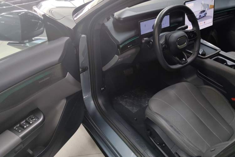 Used Lynk & Co 07 2024 EM-P 126 Long-Range Ultra Interior 3