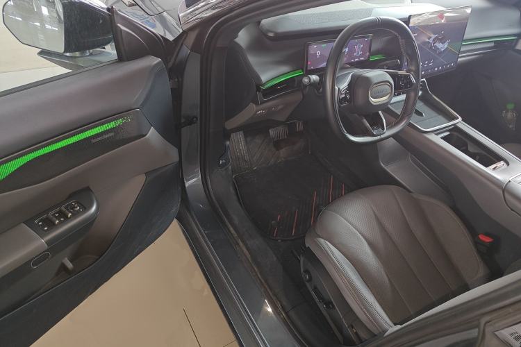 Used Lynk & Co 07 2024 EM-P 126 Long-Range Ultra Interior 3