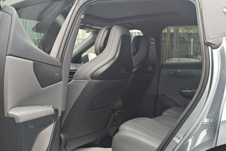 Used Lynk & Co 07 2024 EM-P 126 Long-Range Ultra Interior 3
