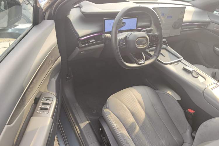 Used Lynk & Co 07 2024 EM-P 126 Long-Range Ultra Interior 3