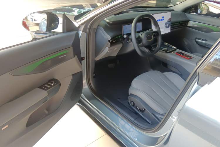 Used Lynk & Co 07 2024 EM-P 126 Long-Range Ultra Interior 3