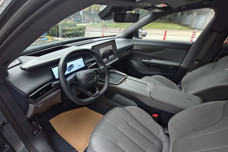Used Lynk & Co 07 2024 EM-P 126 Long-Range Ultra Interior 4