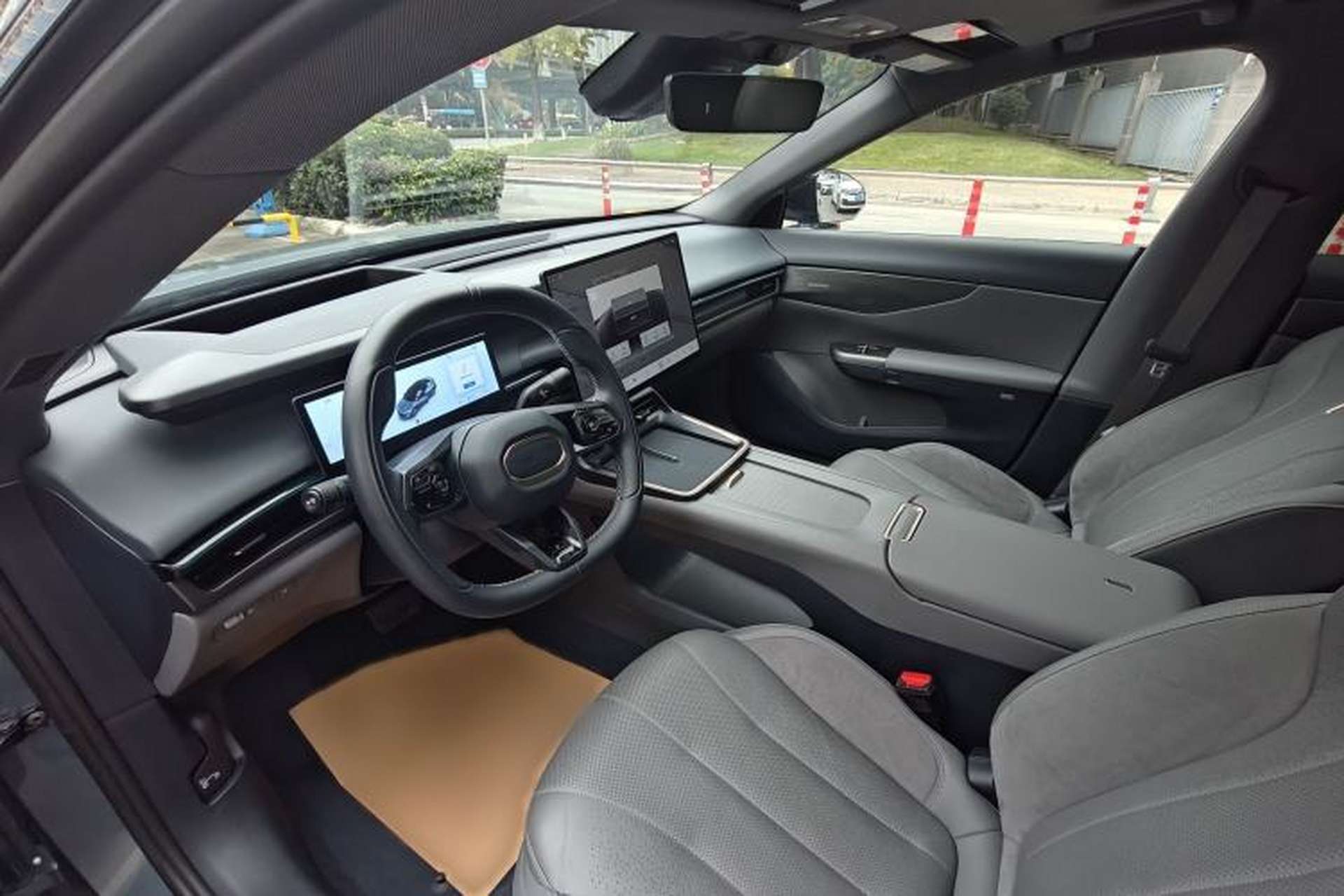 Used Lynk & Co 07 2024 EM-P 126 Long-Range Ultra Interior 4