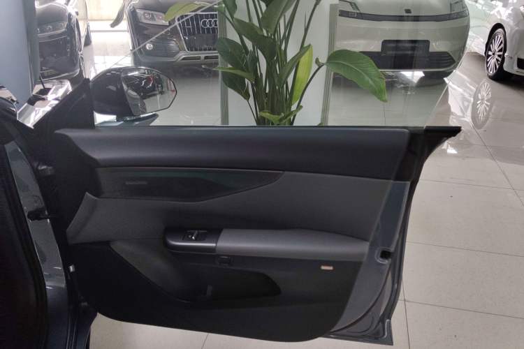 Used Lynk & Co 07 2024 EM-P 126 Long-Range Ultra Interior 5