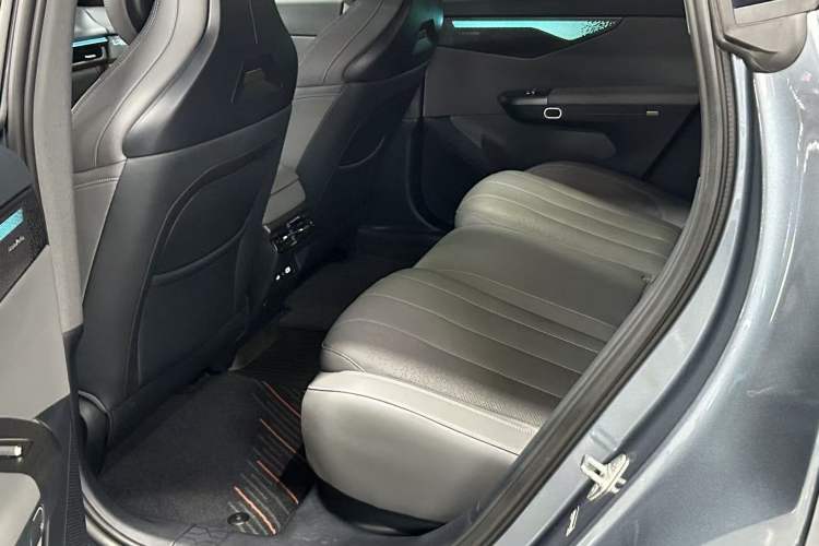 Used Lynk & Co 07 2024 EM-P 126 Long-Range Ultra Interior 5