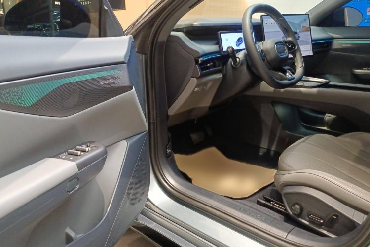 Used Lynk & Co 07 2024 EM-P 126 Long-Range Ultra Interior 5