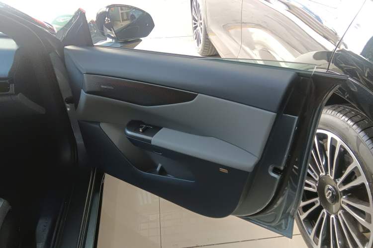 Used Lynk & Co 07 2024 EM-P 126 Long-Range Ultra Interior 5