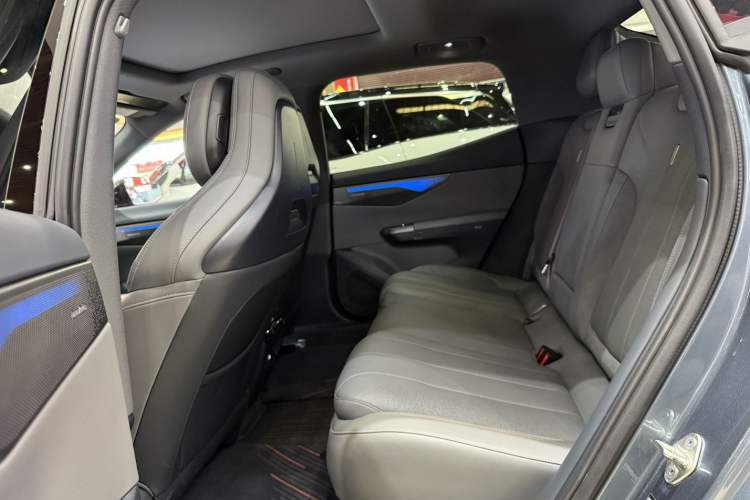 Used Lynk & Co 07 2024 EM-P 126 Long-Range Ultra Interior 6