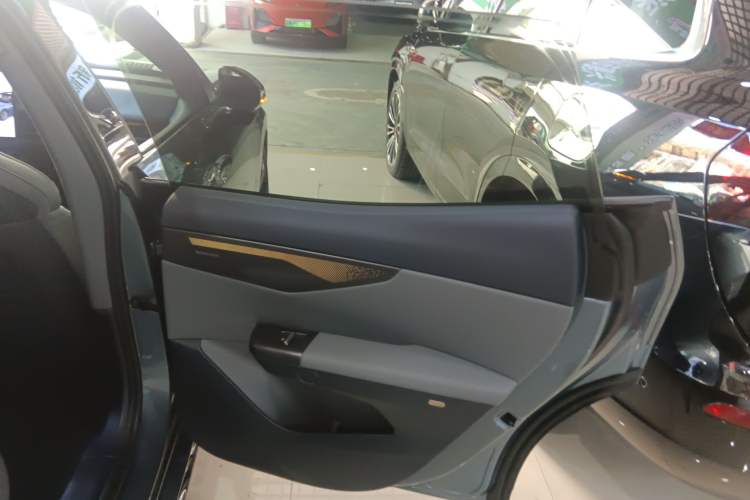 Used Lynk & Co 07 2024 EM-P 126 Long-Range Ultra Interior 6
