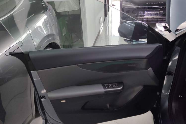 Used Lynk & Co 07 2024 EM-P 126 Long-Range Ultra Interior 7