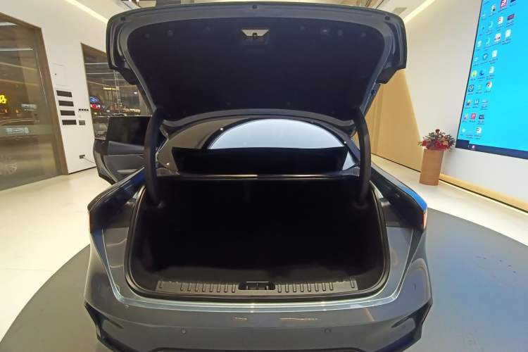 Used Lynk & Co 07 2024 EM-P 126 Long-Range Ultra Interior 7