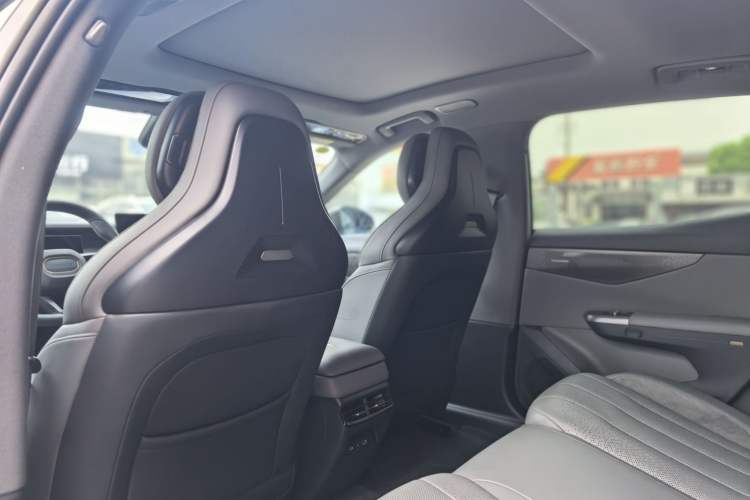 Used Lynk & Co 07 2024 EM-P 126 Long-Range Ultra Interior 8