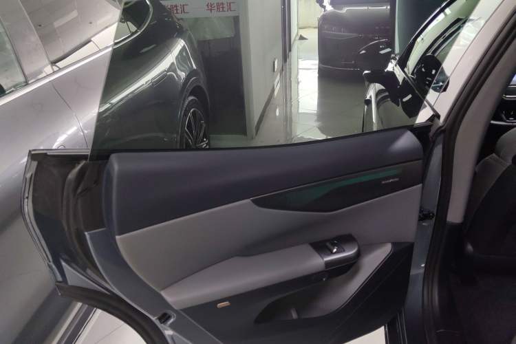 Used Lynk & Co 07 2024 EM-P 126 Long-Range Ultra Interior 8