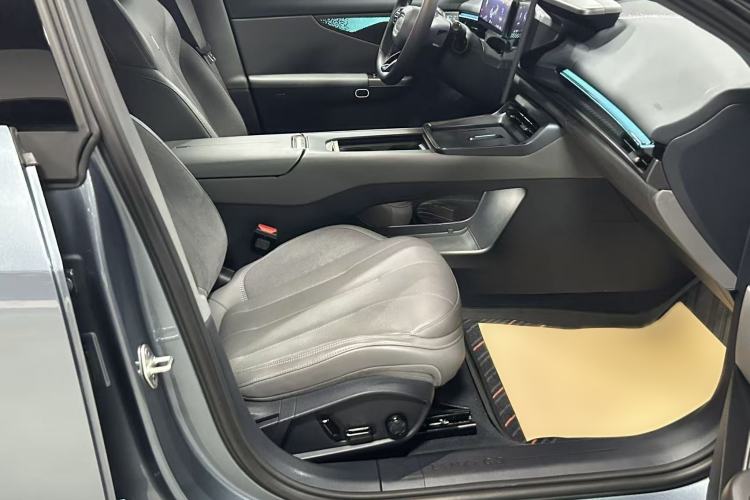 Used Lynk & Co 07 2024 EM-P 126 Long-Range Ultra Interior 8