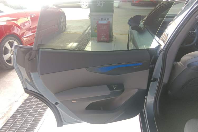Used Lynk & Co 07 2024 EM-P 126 Long-Range Ultra Interior 8