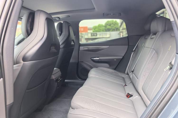 Used Lynk & Co 07 2024 EM-P 126 Long-Range Ultra Interior 9