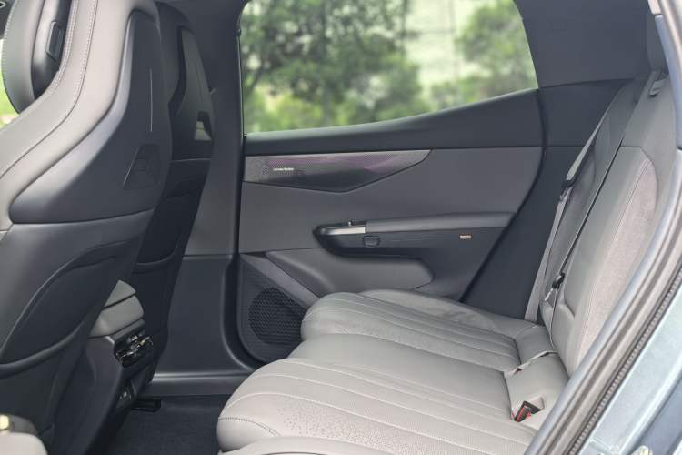 Used Lynk & Co 07 2024 EM-P 126 Long-Range Ultra Interior 9