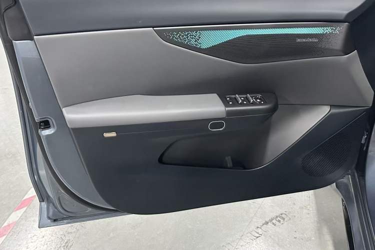 Used Lynk & Co 07 2024 EM-P 126 Long-Range Ultra Interior 9