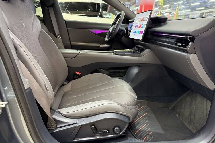 Used Lynk & Co 07 2024 EM-P 126 Long-Range Ultra Interior 9