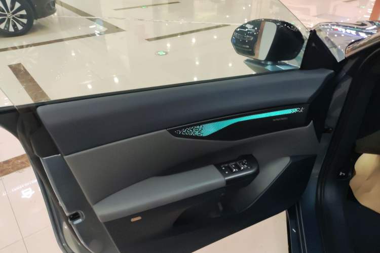 Used Lynk & Co 07 2024 EM-P 126 Long-Range Ultra Left Front Door Interior