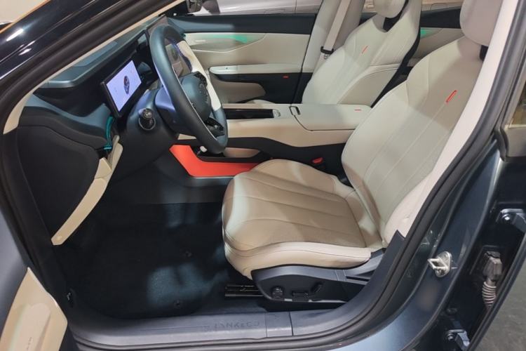 Used Lynk & Co 07 2024 EM-P 126 Long-Range Halo Left Front Seat