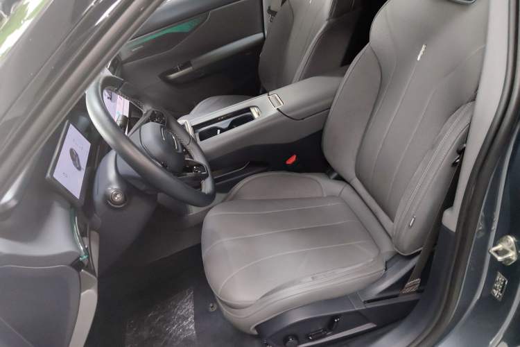 Used Lynk & Co 07 2024 EM-P 126 Long-Range Ultra Left Front Seat