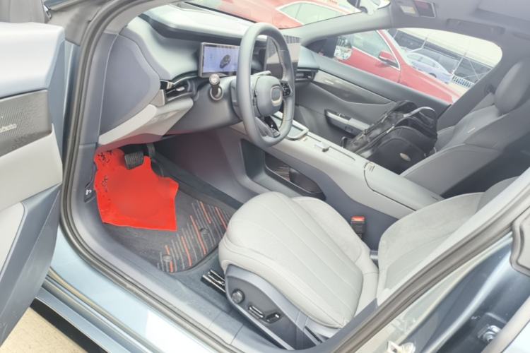 Used Lynk & Co 07 2024 EM-P 126 Long-Range Ultra Left Front Seat