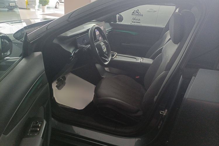 Used Lynk & Co 07 2024 EM-P 126 Long-Range Ultra Left Front Seat