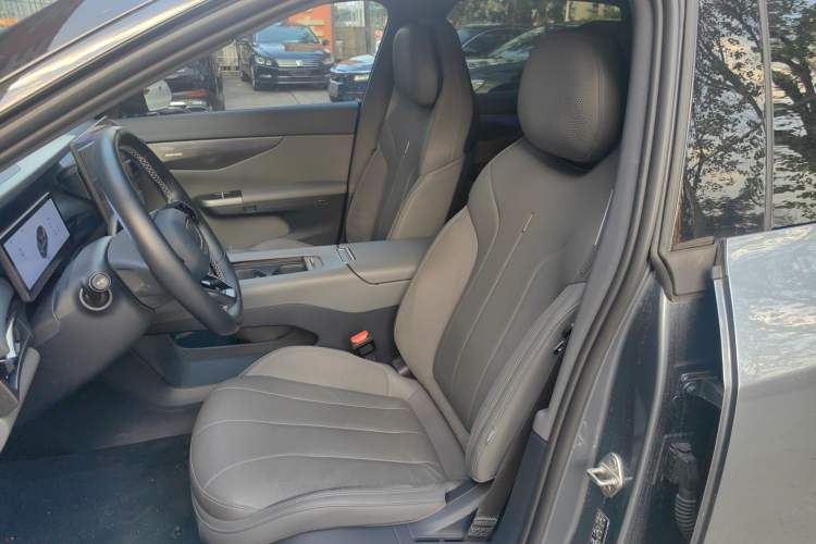 Used Lynk & Co 07 2024 EM-P 126 Long-Range Ultra Left Front Seat