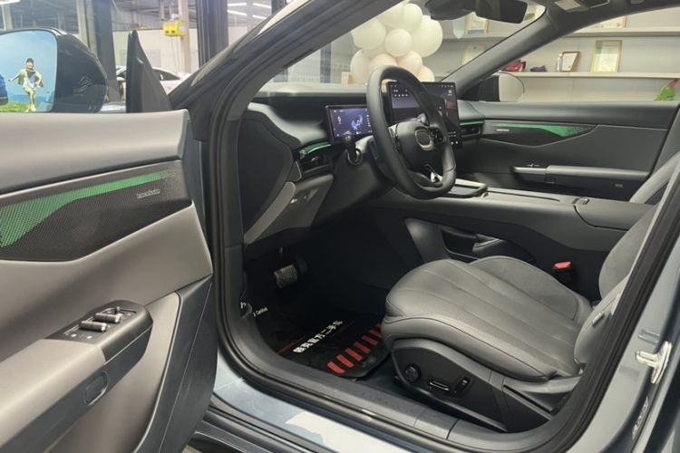 Used Lynk & Co 07 2024 EM-P 126 Long-Range Ultra Left Front Seat