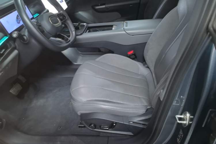 Used Lynk & Co 07 2024 EM-P 126 Long-Range Ultra Left Front Seat
