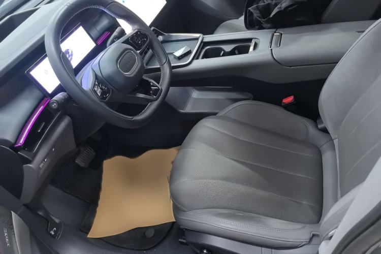 Used Lynk & Co 07 2024 EM-P 126 Long-Range Ultra Left Front Seat