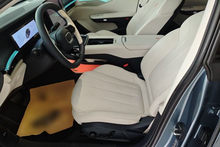 Used Lynk & Co 07 2024 EM-P 126 Long-Range Ultra Left Front Seat