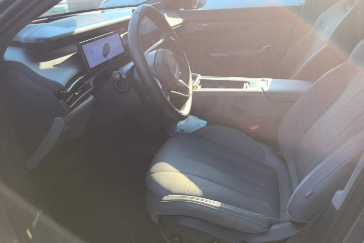 Used Lynk & Co 07 2024 EM-P 126 Long-Range Ultra Left Front Seat