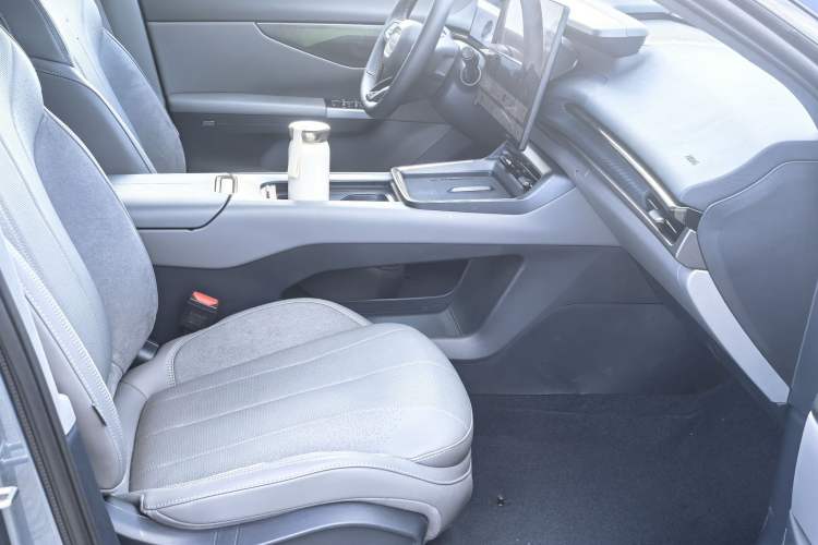 Used Lynk & Co 07 2024 EM-P 126 Long-Range Ultra Left Front Seat