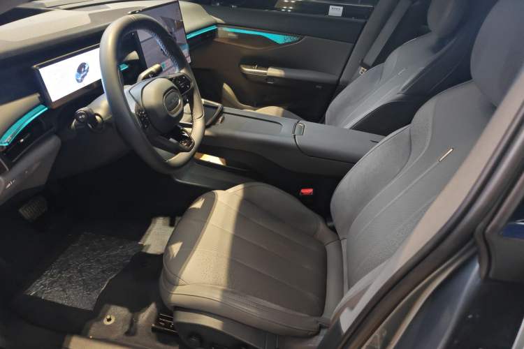 Used Lynk & Co 07 2024 EM-P 126 Long-Range Ultra Left Front Seat