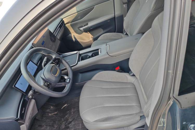 Used Lynk & Co 07 2024 EM-P 126 Long-Range Ultra Left Front Seat