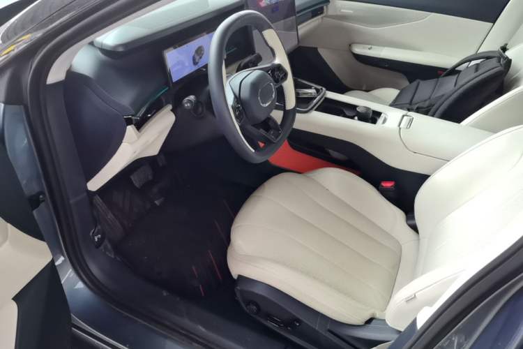 Used Lynk & Co 07 2024 EM-P 126 Long-Range Ultra Left Front Seat