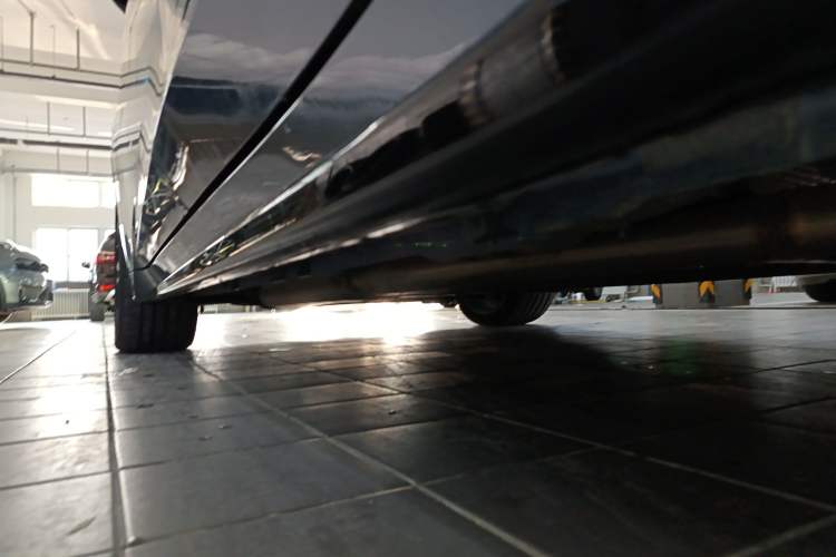 Used Lynk & Co 07 2024 EM-P 126 Long-Range Ultra Left Side Sill