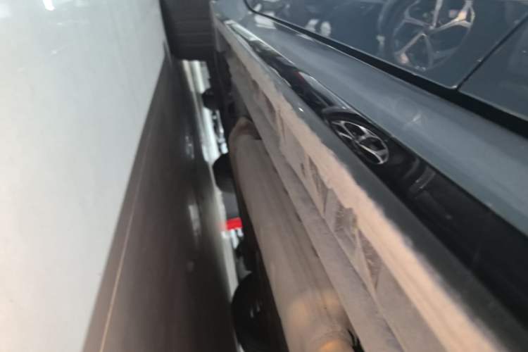 Used Lynk & Co 07 2024 EM-P 126 Long-Range Ultra Left Side Sill