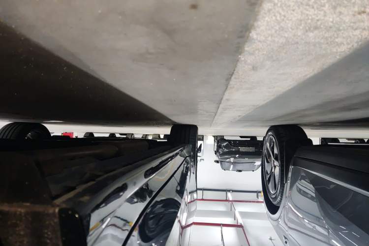 Used Lynk & Co 07 2024 EM-P 126 Long-Range Pro Left Side Sill
